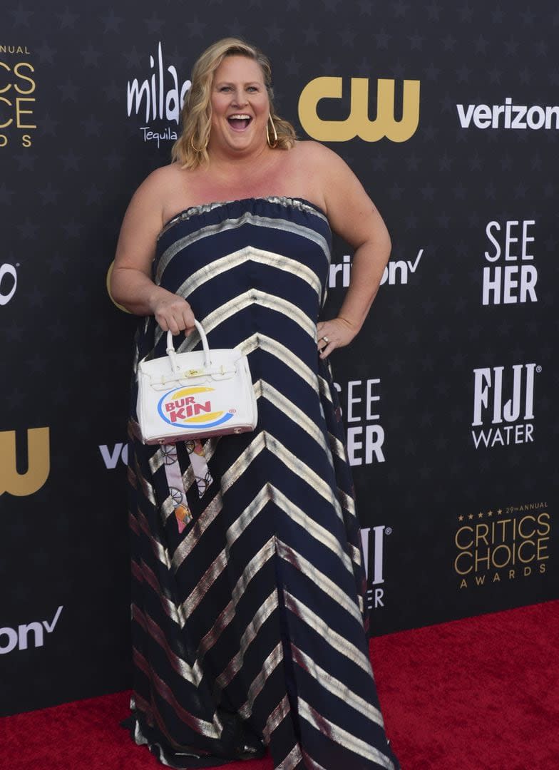 Bridget Everett, quien competía en la categoría mejor actriz en una serie de comedia por Somebody Somewhere, se destacó no tanto por su vestido, un diseño largo strapless que combinó rayas negras y doradas, sino por la divertida cartera que eligió llevar