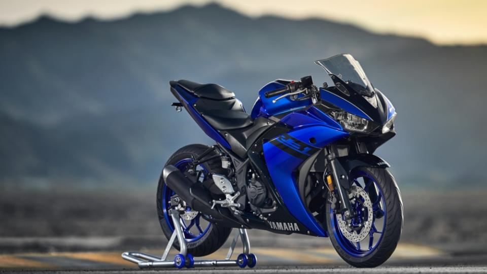 2018年式的藍色塗裝更趨近YZF-R6及R1的深藍色。