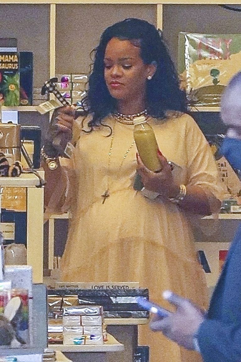 Los futuros padres Rihanna y A$AP Rocky compran libros para bebés en Paper Source, en Los Ángeles