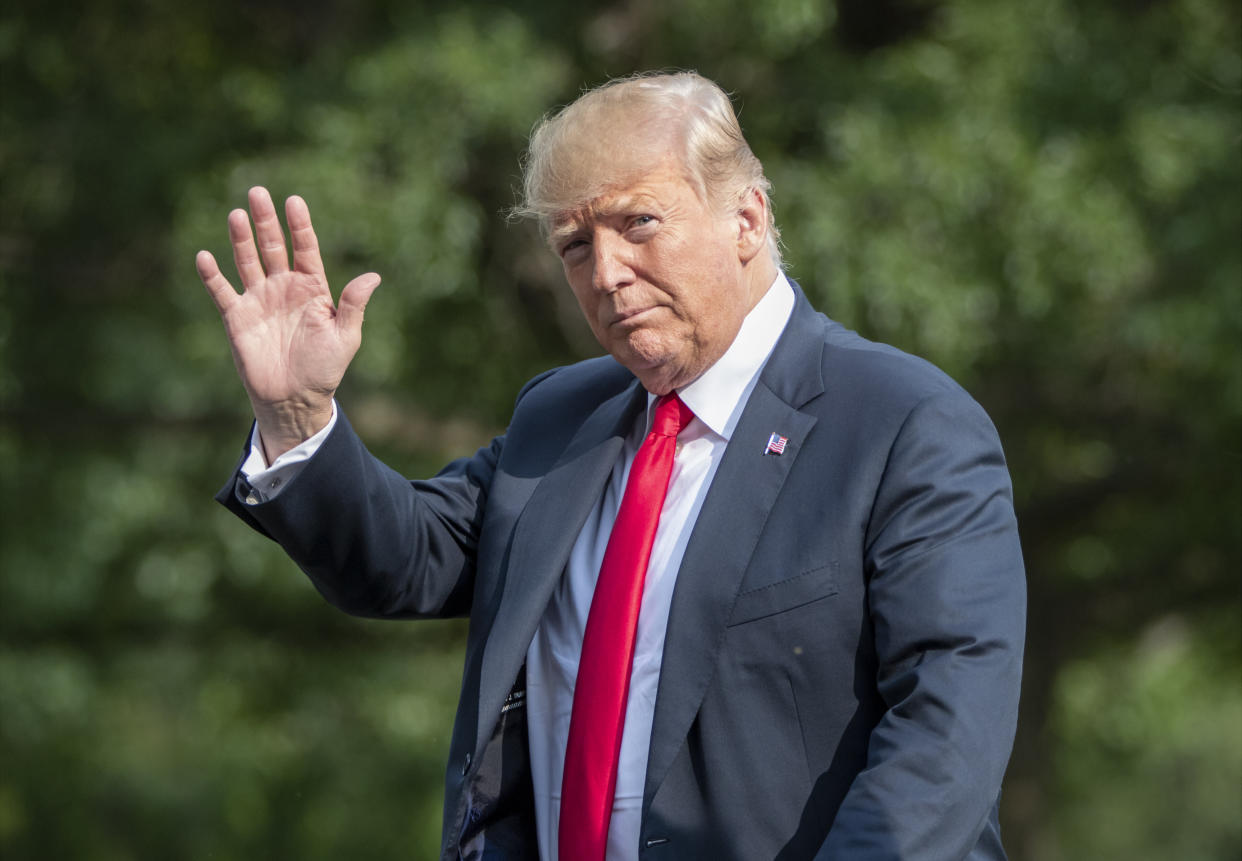 El presidente Donald Trump envía un saludo al llegar a la Casa Blanca en Washington, el domingo 19 de agosto del 2018, tras pasar el fin de semana en su club de golf en Bedminster, Nueva Jersey. (AP Foto/J. Scott Applewhite)