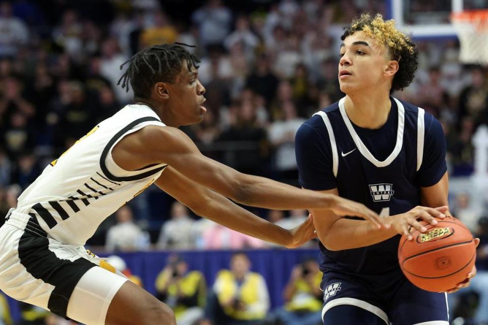 Warren Central’s Kade Unseld (4), right, is pressured by Woodford County’s Jaunte Jenkins (3) during last season’s state tournament in Rupp Arena. Warren Central, the defending state champion, was picked by coaches to finish second in the 4th Region this season.