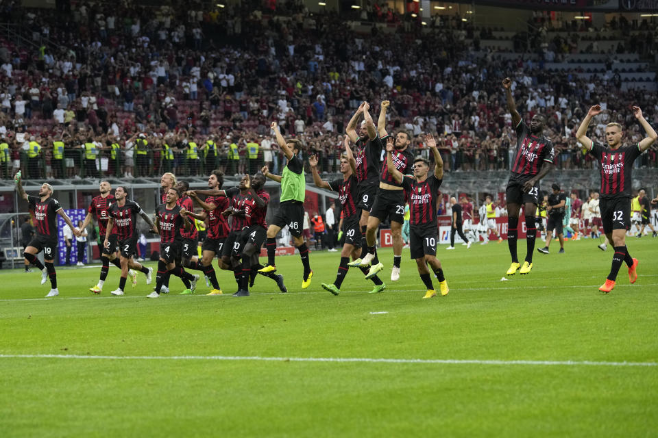 Jugadores del AC Milan celebran el triunfo en el Estadio San Siro ante el Udinese en el primer encuentro de la campaña de la Serie A el sábado 13 de agosto del 2022. (AP Foto/Antonio Calanni)