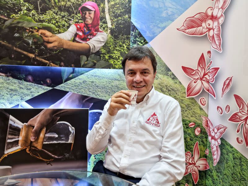 Foto de archivo. El gerente de la Federación Nacional de Cafeteros de Colombia, Roberto Vélez, atiende una entrevista con Reuters en Bogotá