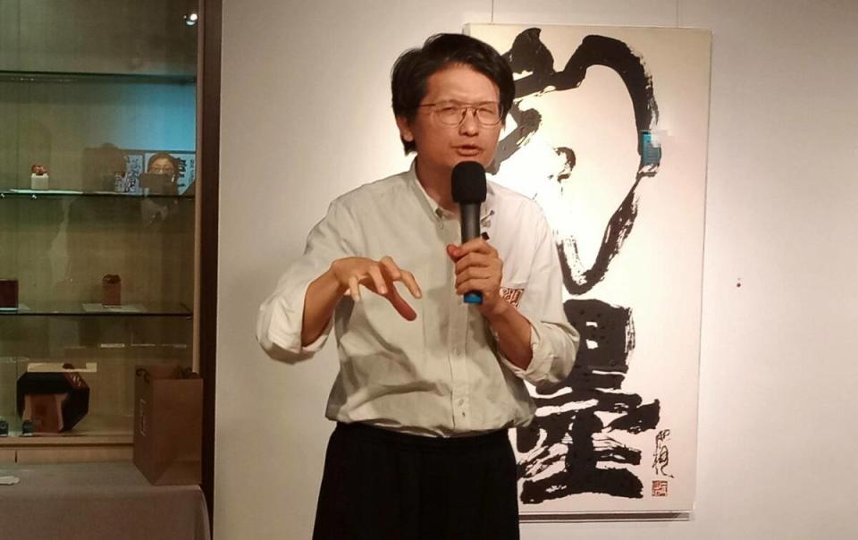 阿卜極「幻墨．叫真」個展標榜「可以吃的水墨創作」。   圖：孫家銘攝