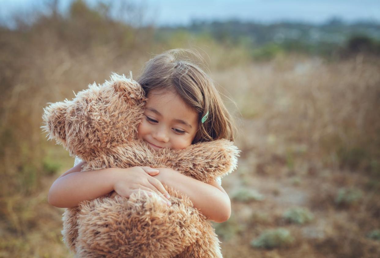 Some preschoolers are encouraged to bring in their favorite toy or stuffed animal, while others risk having it confiscated. <a href="https://www.gettyimages.com/detail/photo/teddy-bear-hugs-with-happy-3-years-girl-royalty-free-image/1178841461" rel="nofollow noopener" target="_blank" data-ylk="slk:Layland Masuda/Moment Collection via Getty Images;elm:context_link;itc:0;sec:content-canvas" class="link ">Layland Masuda/Moment Collection via Getty Images</a>