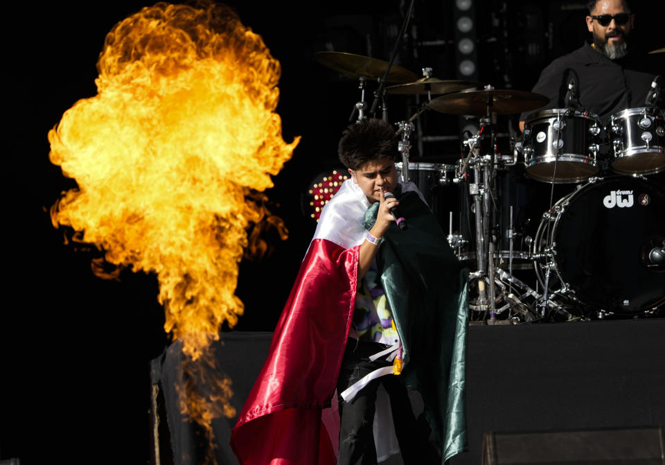 El vocalista del trío sierreño estadounidense Los Aptos, Juan Ortega, durante su concierto en el segundo día del festival Arre en la Ciudad de México el 10 de septiembre de 2023. (Foto AP/Fernando Llano)