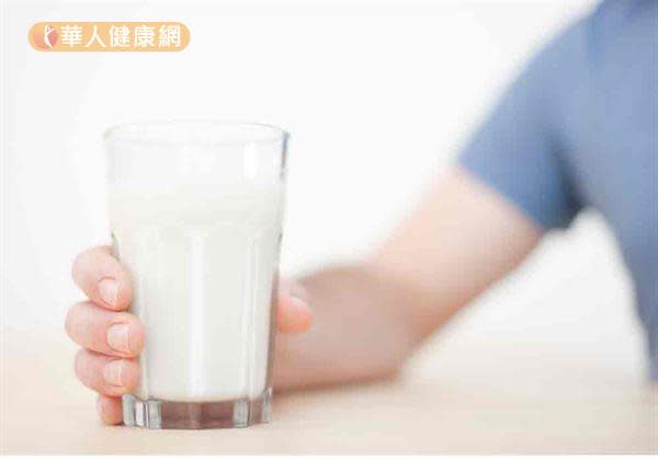 喝牛奶容易尿路結石？，事實上，多吃富含鈣質的食物，如牛奶並不會增加結石風險。