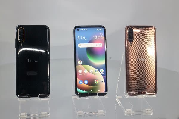 HTC Desire 22 pro 推出「波光金」與「星夜黑」，售價 11,990 元。（圖：柯宗鑫攝）