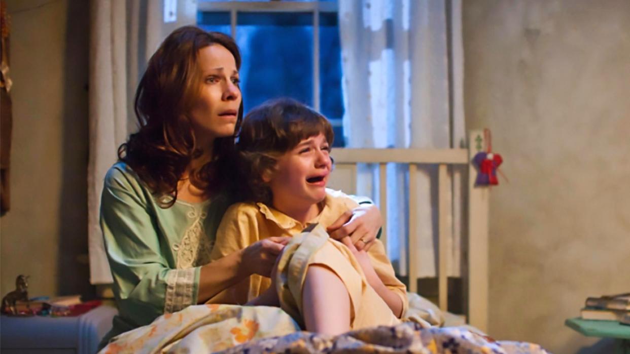  Lili Taylor and Joey King in The Conjuring. 