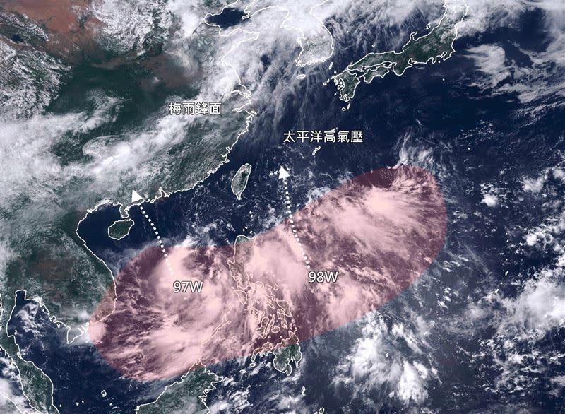 熱帶擾動97W、98W預計3天後開始一同北上。（圖／翻攝自《台灣颱風論壇｜天氣特急》）