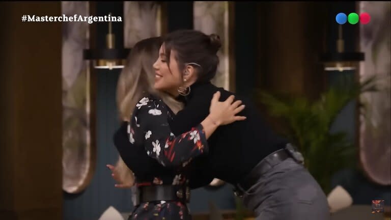 El abrazo entre Jimena Barón y Wanda Nara al comienzo del programa