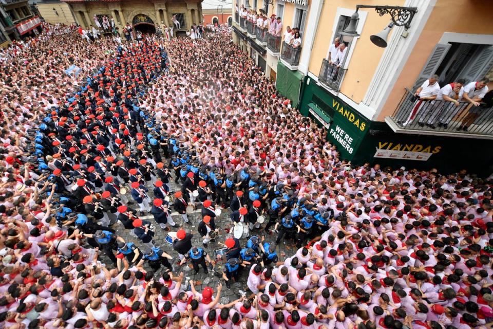 La banda municipal de música la “Pamplonesa” toca durante el “Chupinazo” (el cohete que se lanza el día 6 de julio inaugurar las fiestas de San Fermín) ante el Ayuntamiento de Pamplona (AFP vía Getty Images)