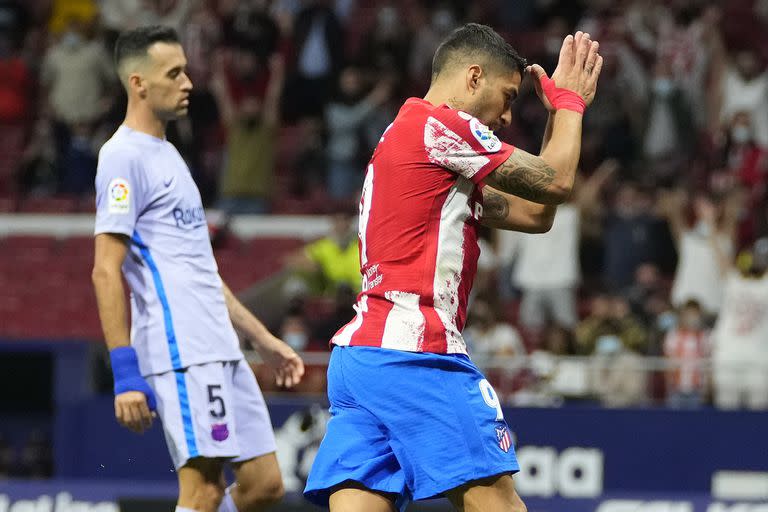 El uruguayo Luis Suárez pide perdón a Barcelona en su festejo tras anotar el segundo gol de Atlético de Madrid, que venció 2-0 a los catalanes en el Wanda Metropolitano.