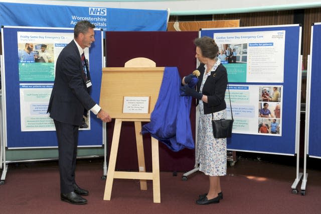 Anne unveils a plaque marking the official opening