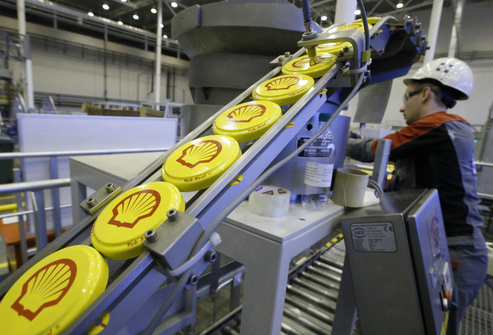 An employee controls the sorting of Shell branded Tri-Sure tab-seal barrel caps ahead of fitting to oil drums at Royal Dutch Shell Plc's lubricants blending plant in the town of Torzhok, north-west of Tver, November 7, 2014. Picture taken November 7, 2014. REUTERS/Sergei Karpukhin (RUSSIA - Tags: BUSINESS INDUSTRIAL)