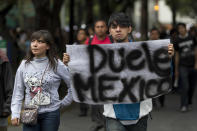 Asisten miles de personas a la marcha de la Estela de Luz al Monumento a la Revolución que fue convocada por los integrantes del movimiento #Yo Soy 132, para protestar en contra de la elección de Enrique Peña Nieto, candidato del PRI a la presidencia de la república y virtual ganador de la jornada electoral que se realizo el día de ayer. Durante la marcha, algunas personas salían de los edificios o bajaban de sus autos y lanzaban consignas y otros con carteles para apoyar la marcha.