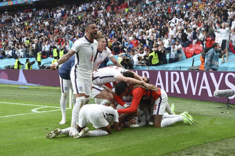 Los jugadores de Inglaterra festejan tras el gol de Kane que marcó el 2 a 0