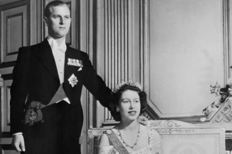 Pr&#xed;ncipe Felipe y Reina Isabel II en el Palacio de Buckingham, en 1948