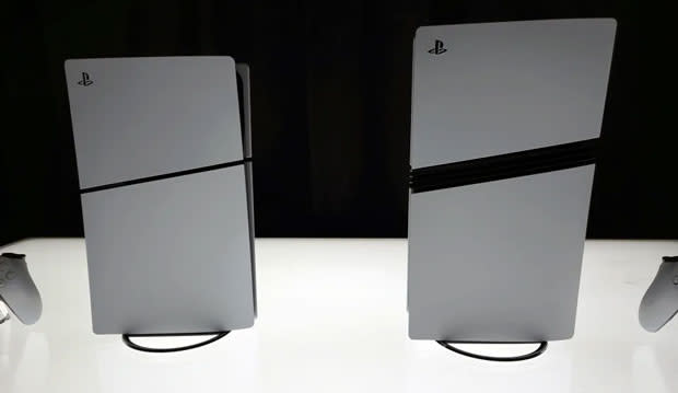 Imagem de um PS5 ao lado de um PS5 Pro