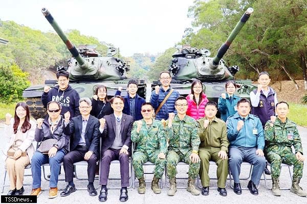 南投地檢署召開「南投地區檢察與軍事機關業務聯繫會議」，與會人員合影。（圖：南投地檢署提供）