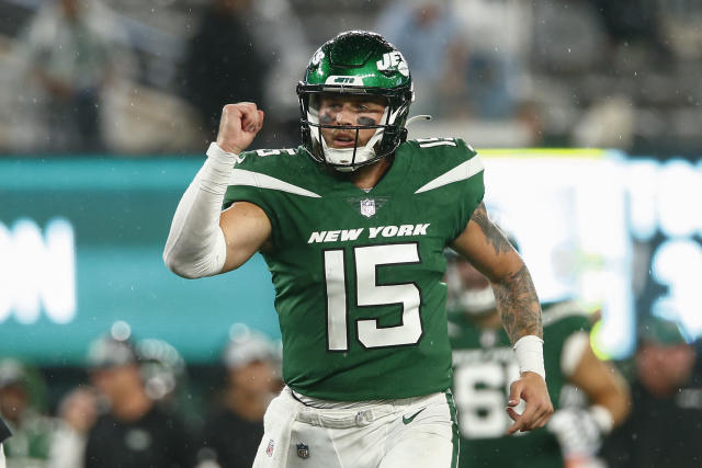 East Rutherford, New Jersey, USA. 13th Dec, 2015. Tennessee Titans  quarterback Marcus Mariota (8) in action prior to the NFL game between the  Tennessee Titans and the New York Jets at MetLife