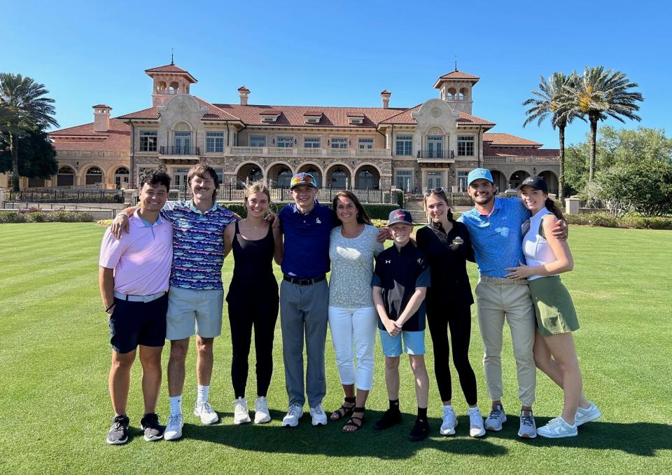 Jayden Valasek (centro) con familiares y miembros y amigos de Good Good Golf en TPC Sawgrass.