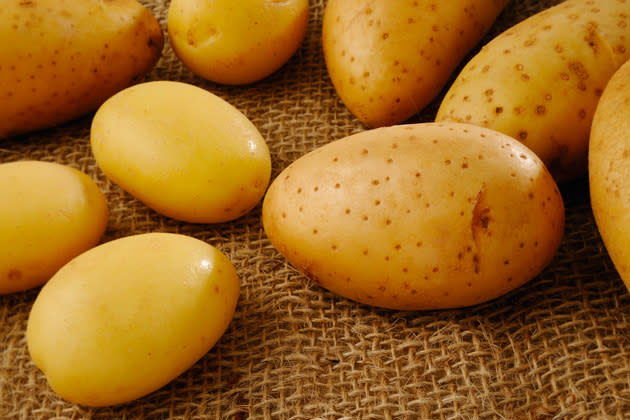 Kartoffeln sind wahre Nährstoff-Bomben. Aber leider stecken in konventionell angebauten Kartoffeln auch oft jede Menge Pestizide, Pflanzenschutzmittel und pilztötende Substanzen. Zudem werden die Knollen nach der Ernte mit Chemikalien behandelt, die ein Austreiben verhindern sollen. All diese Stoffe reichern sich in dem Gemüse an und finden so den Weg in Ihren Körper. Klingt nicht gerade verlockend, oder? Wer dagegen auf „glückliche“ Kartoffeln vom Bio-Bauern setzt, trifft wohl die bessere Wahl. (Bild: thinkstock)
