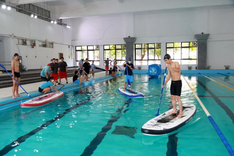 鹽埕運動中心為全國首座結合室內鐵人三項訓練以及開放式水域活動的運動中心。　（記者王正平攝）
