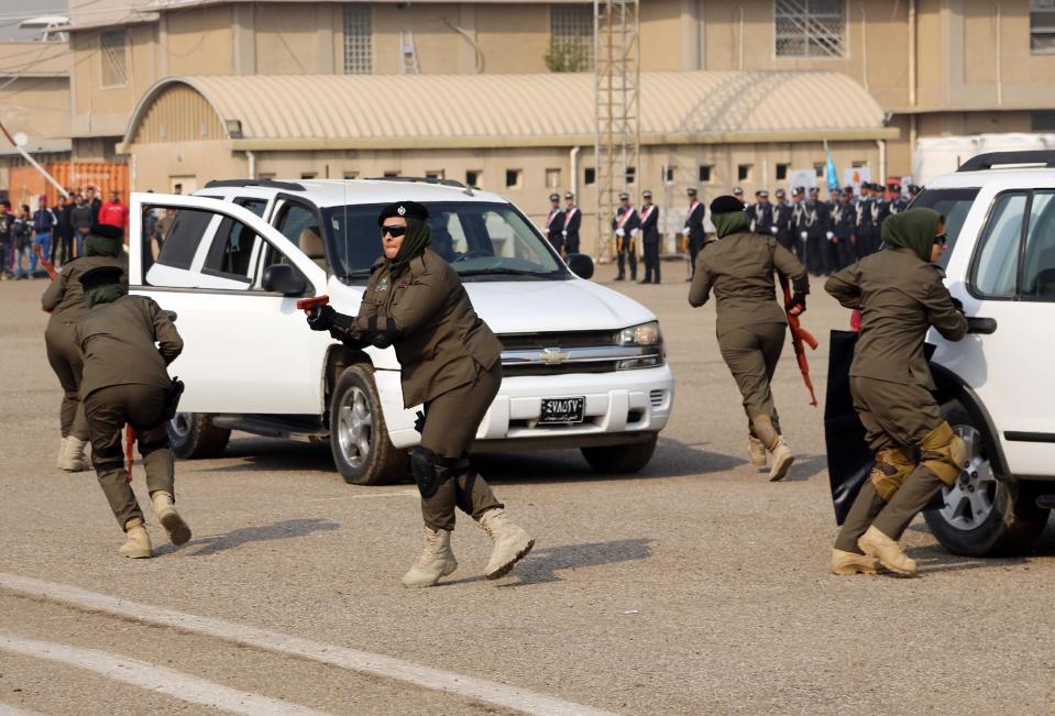 Mujeres policías iraquíes muestran sus habilidades durante una ceremonia por el Día de la Policía en una academia en Bagdad, Irak, el jueves 9 de enero de 2014. (AP Foto/Karim Kadim)