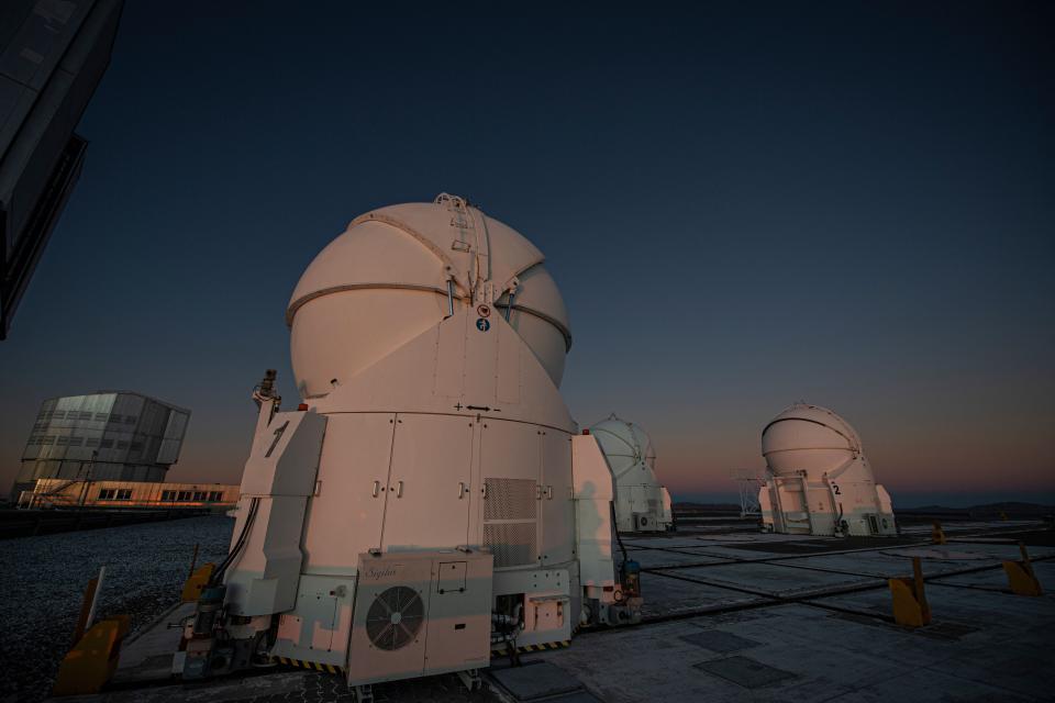 This photo from June 2022 depicts sunset at the platform of the high-powered Very Large Telescope north of Santiago in Chile. Researchers recently used the telescope to find that an ancient signal originated from a particularly clumpy galaxy that may have been merging with one or two others.