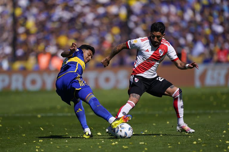 Cristian Medina y Milton Casco se disputan la pelota en el último Superclásico