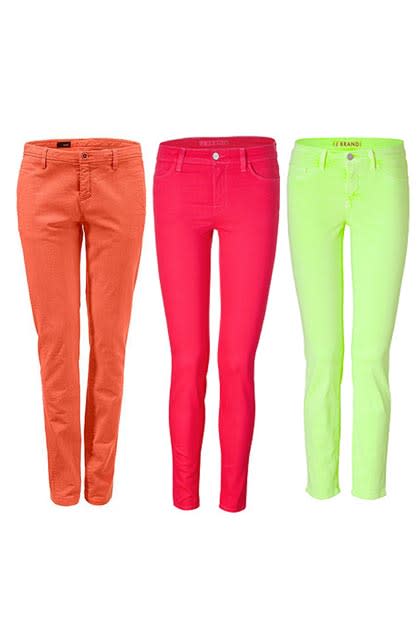 Garantiert ohne Orangenhaut, dafür mit Knall-Effekt: die sommerliche Röhrenjeans von Cinque in hellem Orange. Kreisch! Müssen wir haben, sofort! Für rund 150 Euro über cinquestore.de. Etwas tiefer in die Tasche greifen muss man für die kunterbunten Modelle von J Brand. Preis: rund 240 Euro über stylebop.com. Ob Neongelb oder kräftiges Pink, jede Farbe ist ein Knaller. (Bilder: cinquestore.de, stylebop.com)