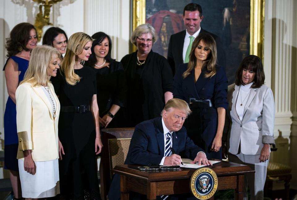 Ivanka und Melania Trump trugen bei einer Veranstaltung ähnliche Outfits. (Bild: Al Drago/Bloomberg via Getty Images)