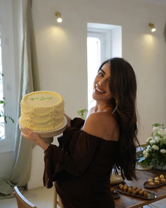  Violeta Mangriñán con la tarta dedicada a su hija Gia