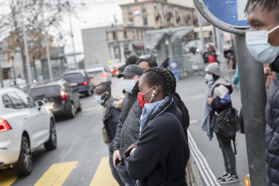 Gente espera en un cruce peatonal en Lausana, Suiza, el 5 de diciembre de 2020. (Reto Albertalli/The New York Times)
