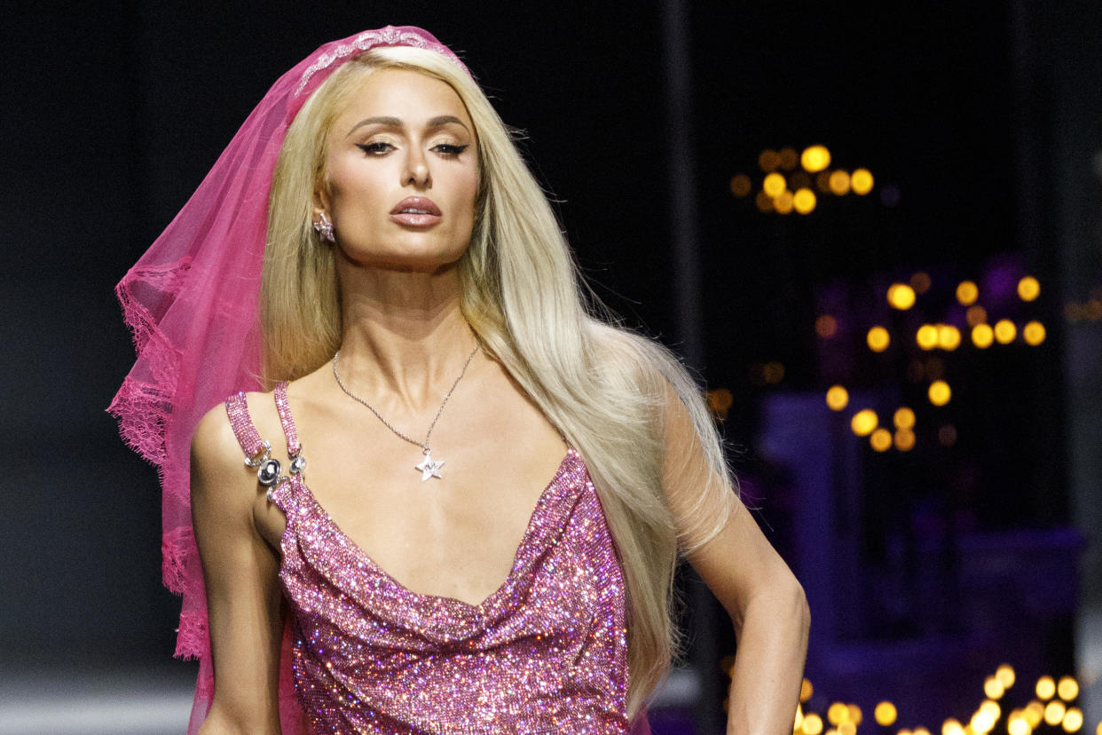 Paris Hilton en el Fashion Show de Versace durante 'Milan Fashion Week Womenswear Spring/Summer 2023' septiembre 23, 2022 en Milan, Italia. (Photo by Rosdiana Ciaravolo/Wireimage)