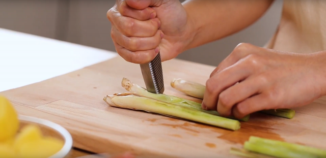 Pound the bottom half of the lemongrass to release the fragrance