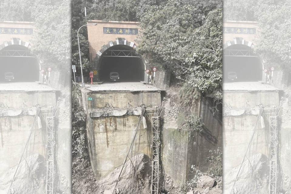 大清水隧道口清水橋掉落道路坍塌路基消失，蘇花公路現暫時全線封閉。（翻攝畫面）