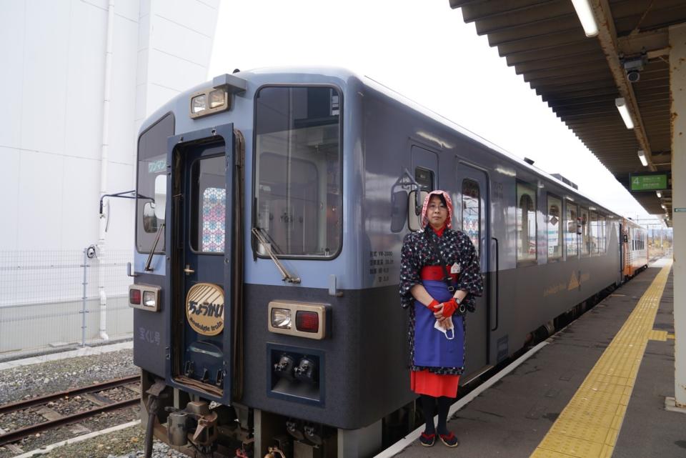  穿著秋田傳統少女服飾的隨車小姐「おばこ」。