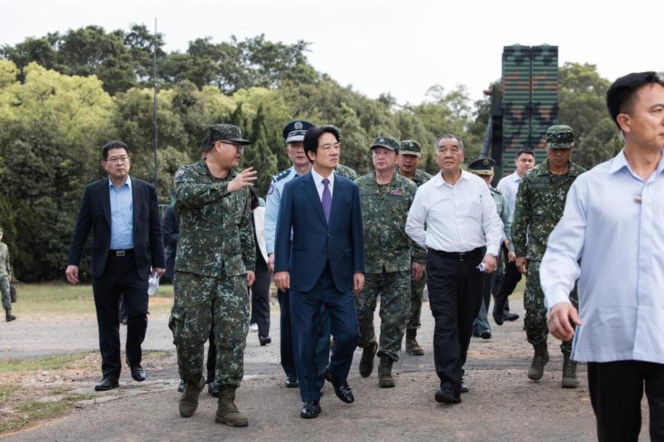 副總統賴清德訪視「空軍防空暨飛彈指揮部所屬部隊」及「空軍第三戰術戰鬥機聯隊」。(總統府提供)