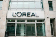 <p><strong>À la 10e place : L’Oréal.</strong> Le groupe industriel français de produits de beauté chute de 4 places par rapport au dernier classement. Mais 110 ans après sa création, le numéro un mondial de l’industrie cosmétique attire toujours les Français. </p>