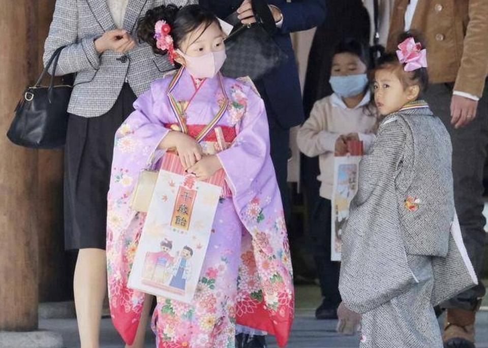 日本兒童佔總人口比例越來越少，而且速度越來越快，突顯日本少子化的嚴重性。