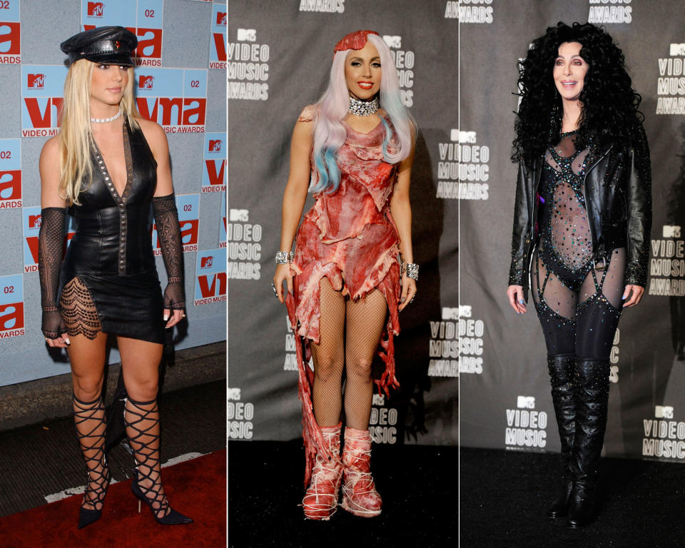 <p>Seit 1984 werden die MTV Video Music Awards (VMA) vom gleichnamigen Sender verliehen – die Übertragung erreicht regelmäßig ein Millionen-Publikum. Kein Wunder, dass Stars wie Britney Spears, Lady Gaga und Cher (v.l.n.r.) sich für diesen Auftritt auf dem roten Teppich outfittechnisch immer etwas ganz Besonderes einfallen lassen. Denn allein durch den Look kann man zur VMA-Fashion-Legende werden. </p>