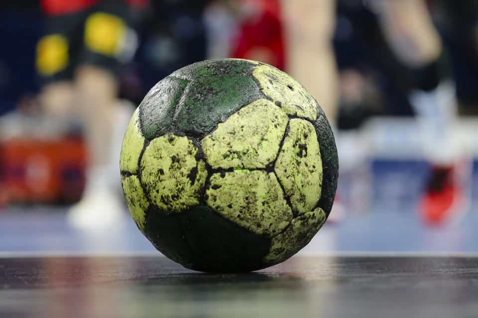 Una pelota de balonmano impregnada con resina. (Foto: Frank Molter / picture alliance / Getty Images).