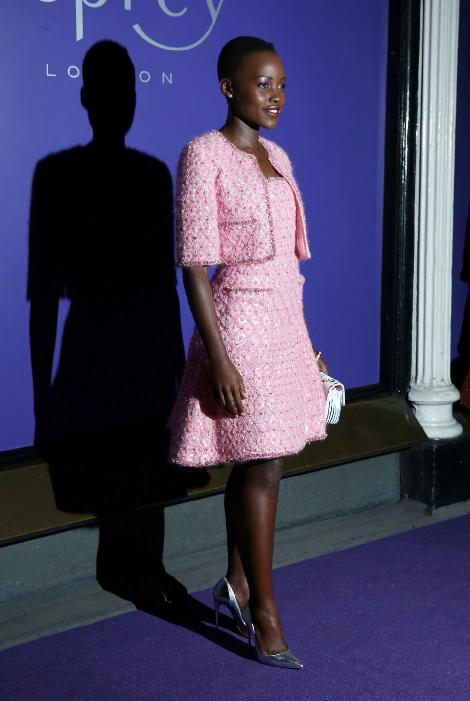 <p>Terminamos con este traje rosa de Chanel. ¿Dónde lo vimos? En la fiesta de nominados de los BAFTAs. (Foto: Gtres). </p>