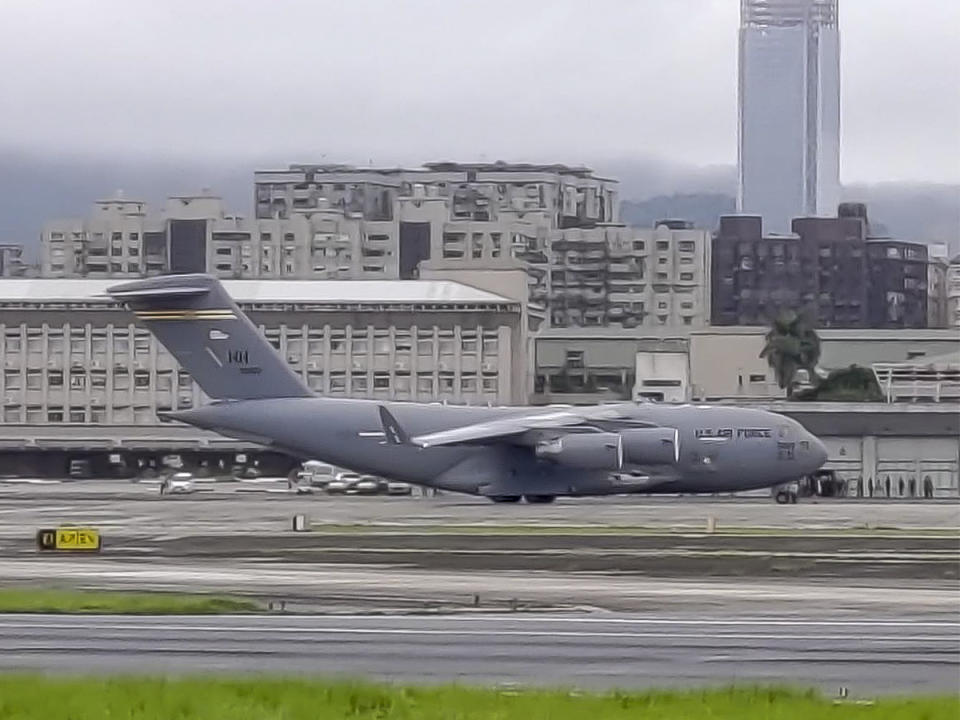 美國安排C-17運輸機載3名參議員「快閃」訪台，專家認為派C-17的目的可能出於任務便利性，但也不排除是展示挺台決心。