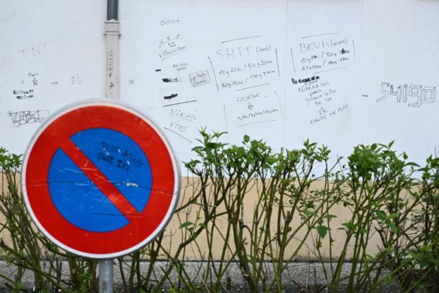 Les tarifs de différentes drogues inscrits sur les murs de l'immeuble où a eu lieu une fusillade, le 13 mai 2023 à Villerupt (Meurthe-et-Moselle)