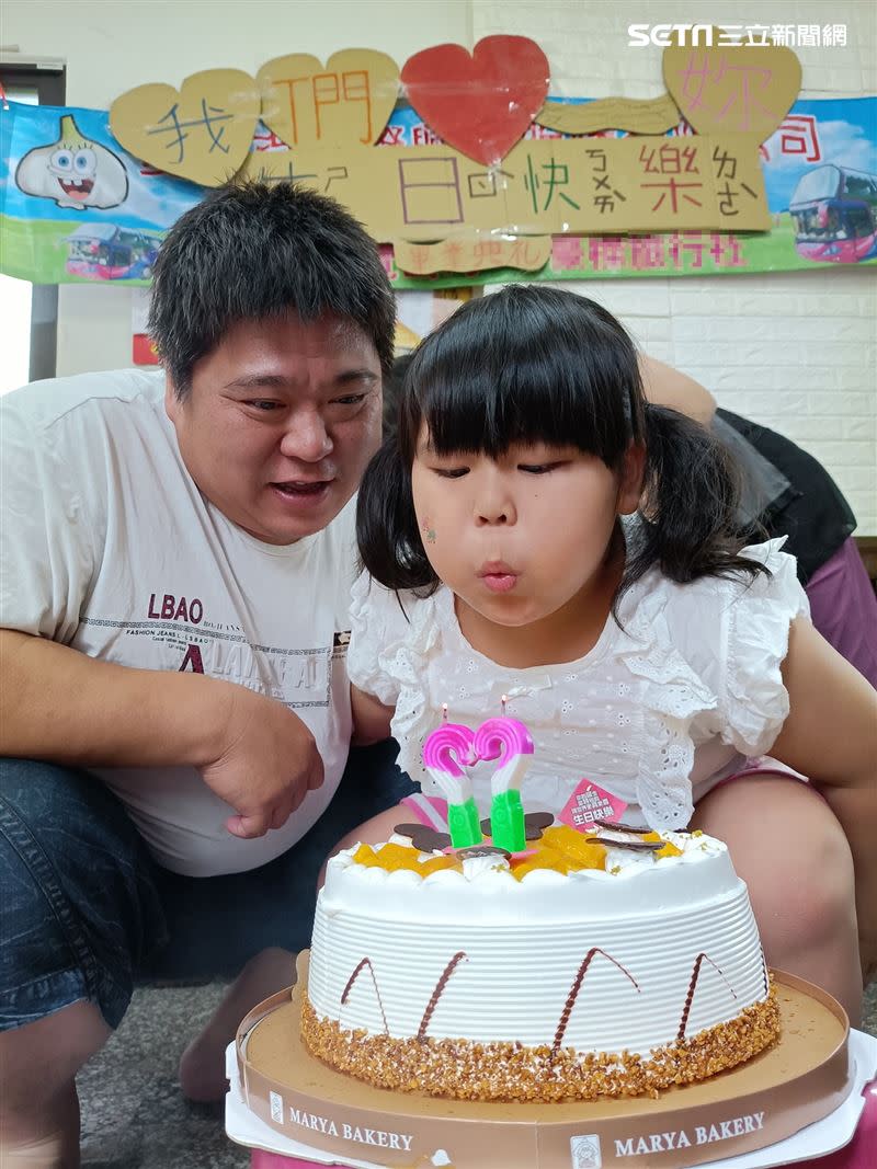 爸爸為了不讓女兒失望，特別策劃畢業典禮和生日會。（圖／女童媽媽 授權提供）
