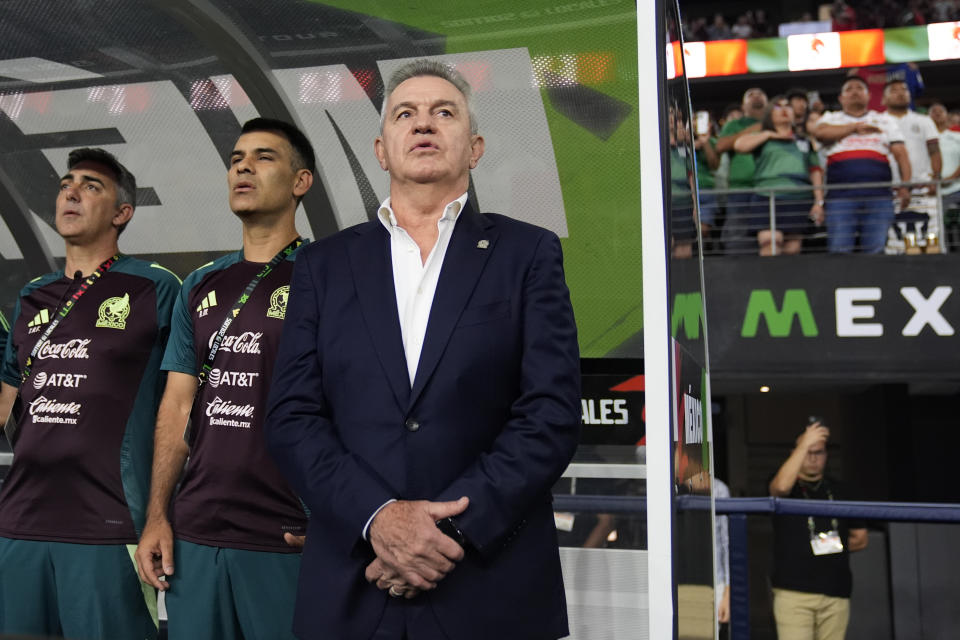 El entrenador de México Javier Aguirre escucha el himno de su país antes de un partido amistoso ante Canadá el pasado martes 10 de septiembre en Arlington, Texas. (AP Foto/Tony Gutierrez)