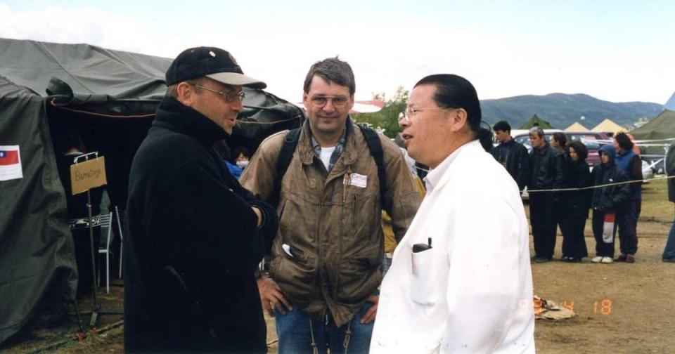 1999馬其頓難民營義診 | Dr. Liu visits a refuge camp in Macedonia in 1999. (Photo courtesy of TRMPC)